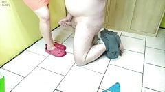feet queen – House cleaning with a difference! Cum on gloves